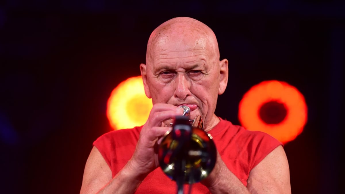 Jazzový trumpetista Laco Déczi letos oslavil 84. narozeniny.