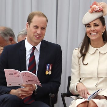 Na snímku zapózovali s novým králem i princ a princezna z Walesu.