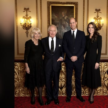 O víkendu zveřejnila královská rodina nový oficiální portrét krále Karla III. 