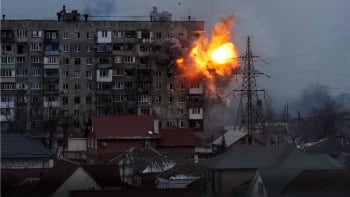 Běsnění tanku v Mariupolu či hromada šrotu v Buči. Ikonické snímky ruské invaze
