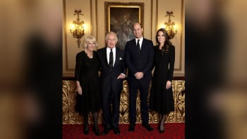 Není cesty zpět? Nový portrét královské rodiny poslal Harrymu s Meghan jasný vzkaz