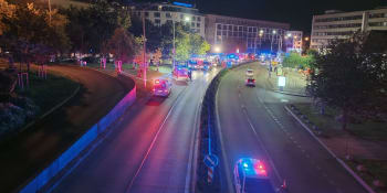 V Bratislavě najelo auto do lidí na zastávce MHD. Čtyři osoby zemřely, sedm je zraněných