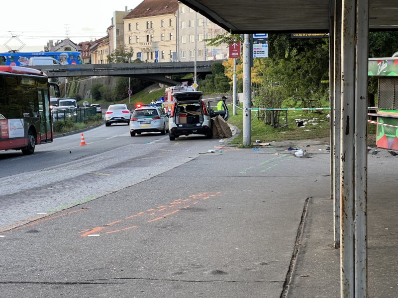 Nehoda se stala v neděli večer na, zastávce městské hromadné dopravy v Bratislavě. 