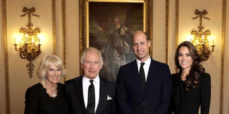 O víkendu zveřejnila královská rodina nový oficiální portrét krále Karla III. 
