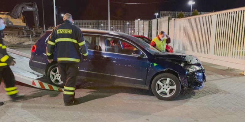 V Mladé Boleslavi najel osobní vůz přímo do brány automobilky