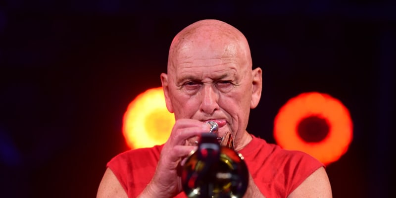 Jazzový trumpetista Laco Déczi letos oslavil 84. narozeniny.