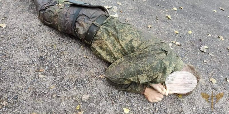 Mrtvý ruský voják v Lymanu, 3. října 2022