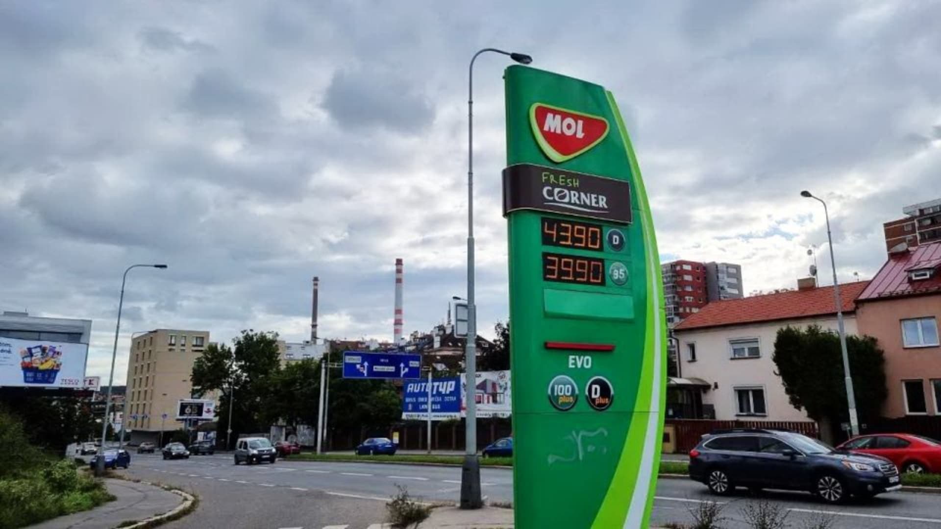 Ceny benzinu se začátkem října (4.10.) přiblížily cenám nafty, rozdíl je ale stále velký.