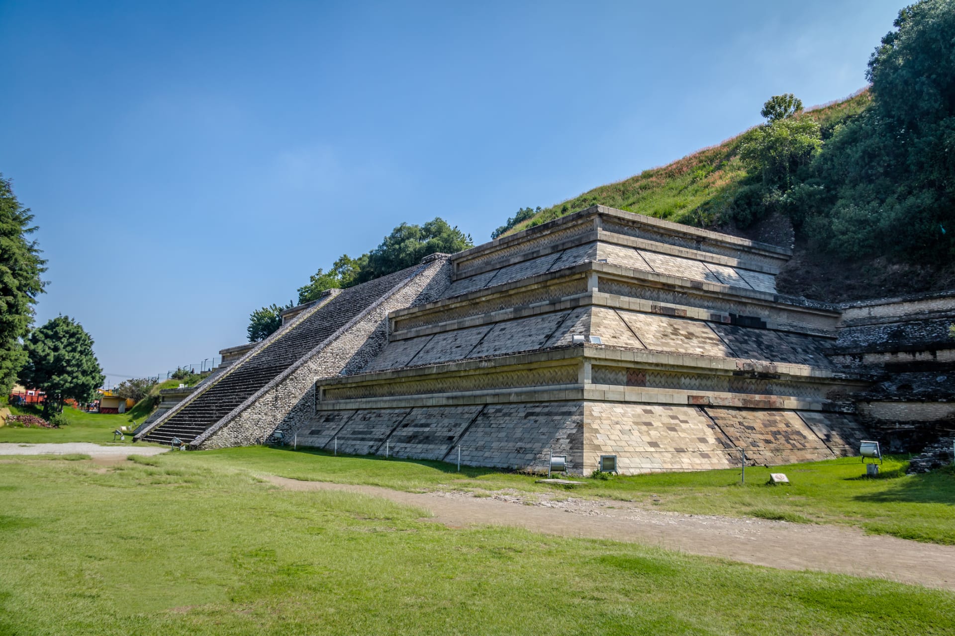 Zarostla pyramida do kopce přírodním vlivem, nebo ji tak chytře zamaskovali Aztékové?
