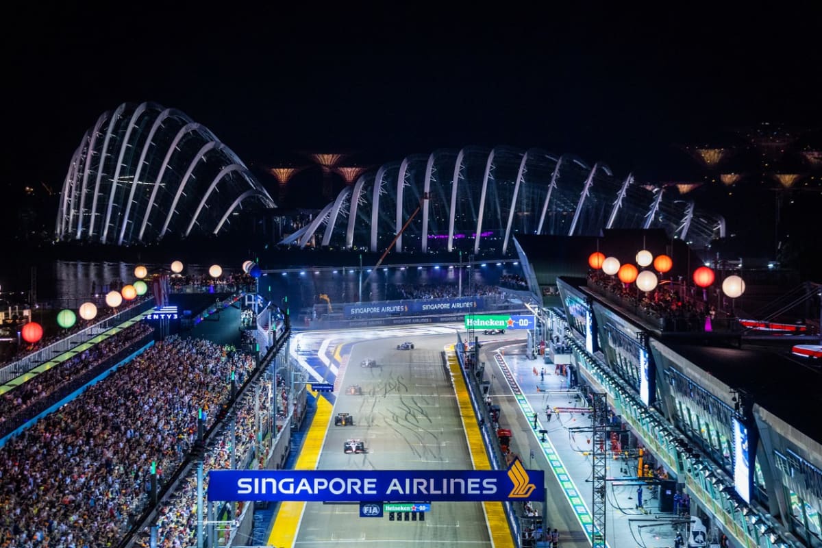 Grand Prix v Singapuru vyhrál Verstappenův týmový kolega Sergio Pérez.