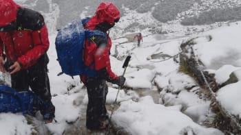 Drama v Tatrách. Češi za hustého sněžení uvízli v horách, záchrana trvala několik hodin