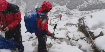 Drama v Tatrách. Češi za hustého sněžení uvízli v horách, záchrana trvala několik hodin