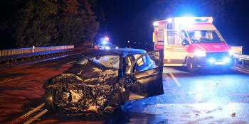 Tragická srážka aut v Praze: Jeden člověk zemřel, další dva bojují o život v nemocnici