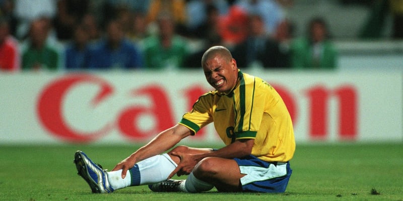 Brazilský Ronaldo za sebou zanechal výjimečnou kariéru. Ale mohla být ještě třpytivější, kdyby hvězdu netrápilo koleno.