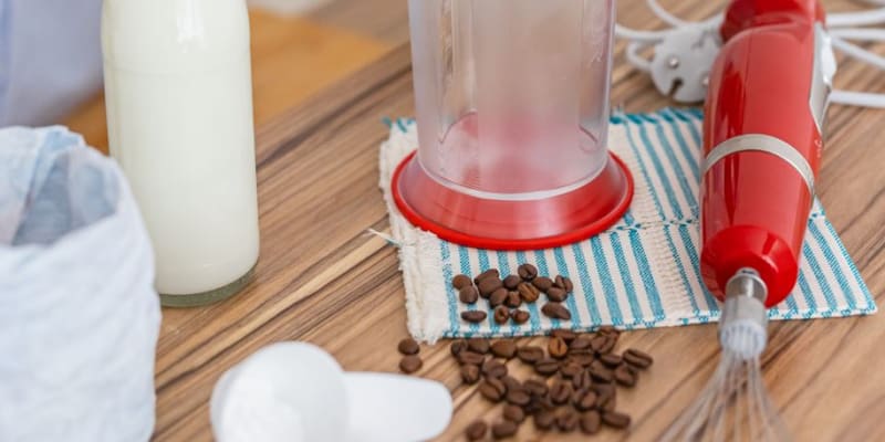 Dalgona coffee – ledový nápoj s našlehanou kávovou pěnou
