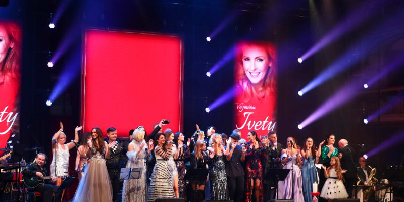 Na vzpomínkovém koncertě v pražské Lucerně vystoupila řada hvězd. 