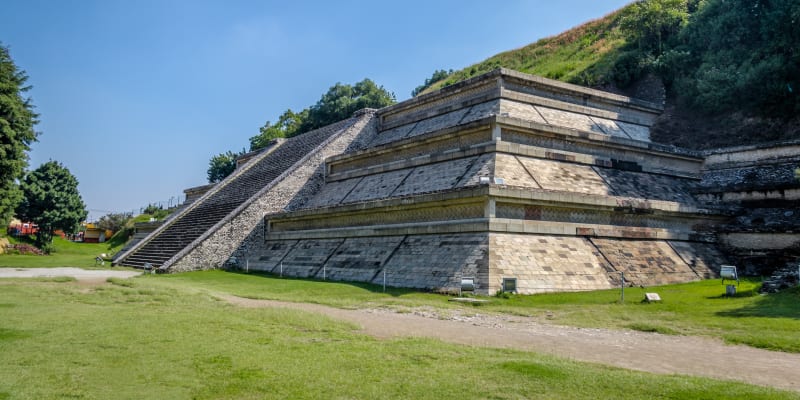 Zarostla pyramida do kopce přírodním vlivem, nebo ji tak chytře zamaskovali Aztékové?
