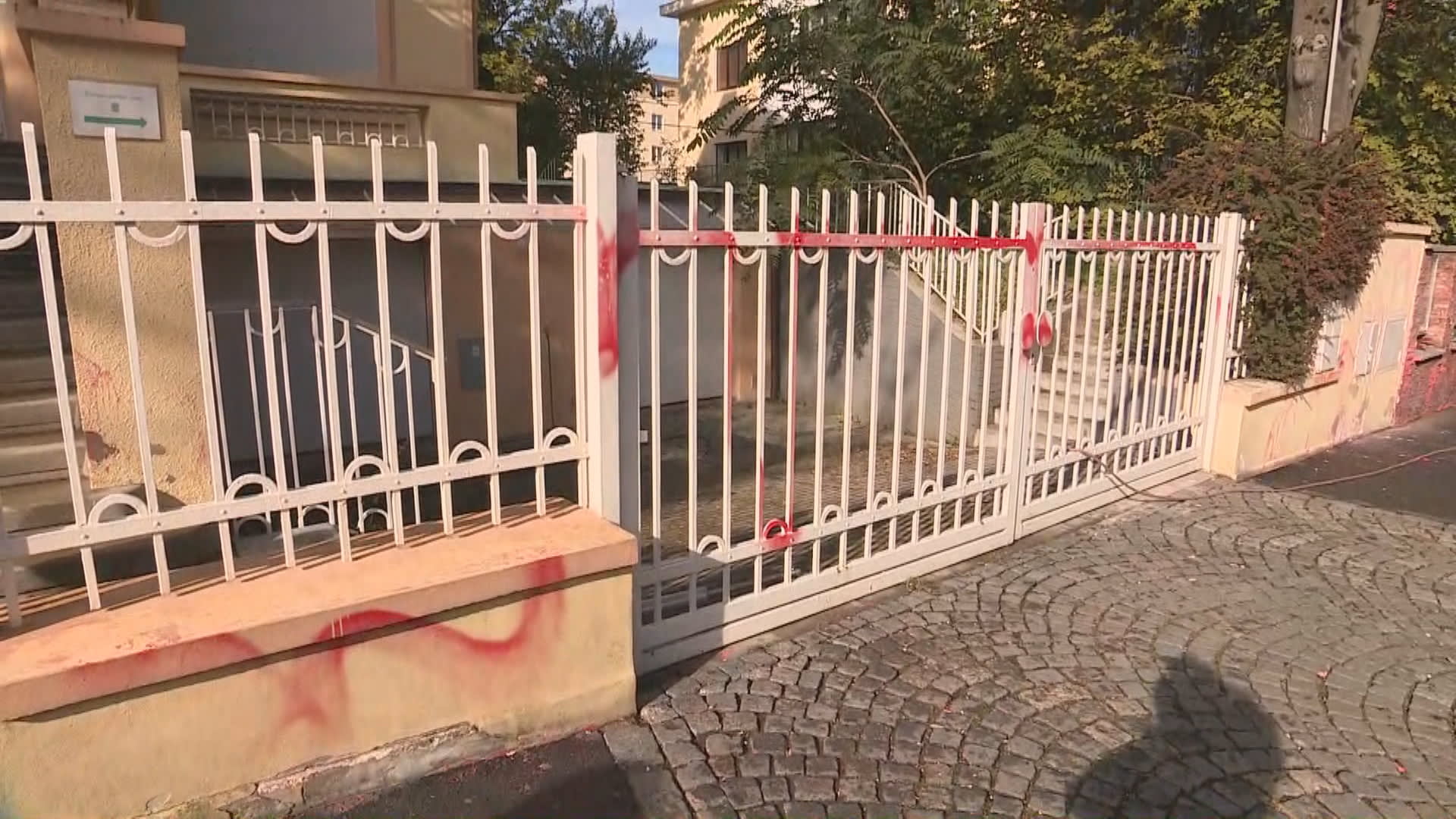 Ukrajinskou ambasádu někdo polil červenou barvou.