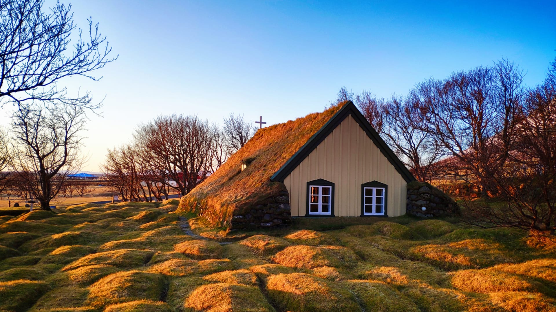 Domek se zelenou střechou na Islandu