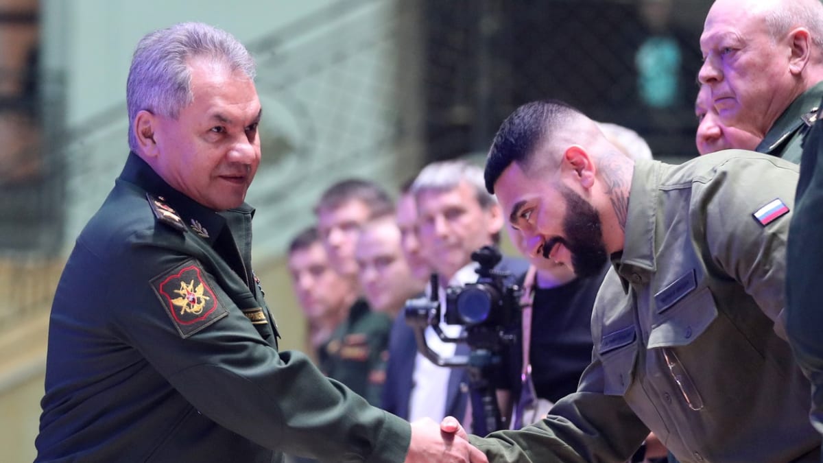 Ruský rapper Timati s tamním ministrem obrany Sergejem Šojgem