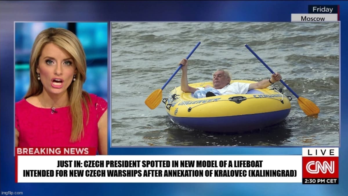 Česká hlava státu má v oblibě každý rok vyrazit na jezero v dnes už ikonickém žlutém člunu Challenger. Že by šlo o nový model záchranných člunů pro českou flotilu kotvící v Královci?
