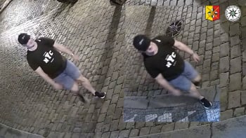 V centru Prahy přepadl čtyřiadvacetiletou ženu. Policie hledá ozbrojeného muže