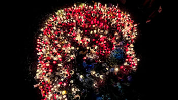 Dojemné gesto na památku obětí z Bratislavy: Zastávku zaplavily svíčky, město utichlo
