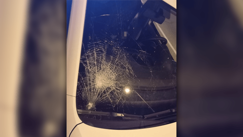 Kusem cihly a betonovou sutí zasáhl v Olomouci 43letý muž dvě projíždějící auta.