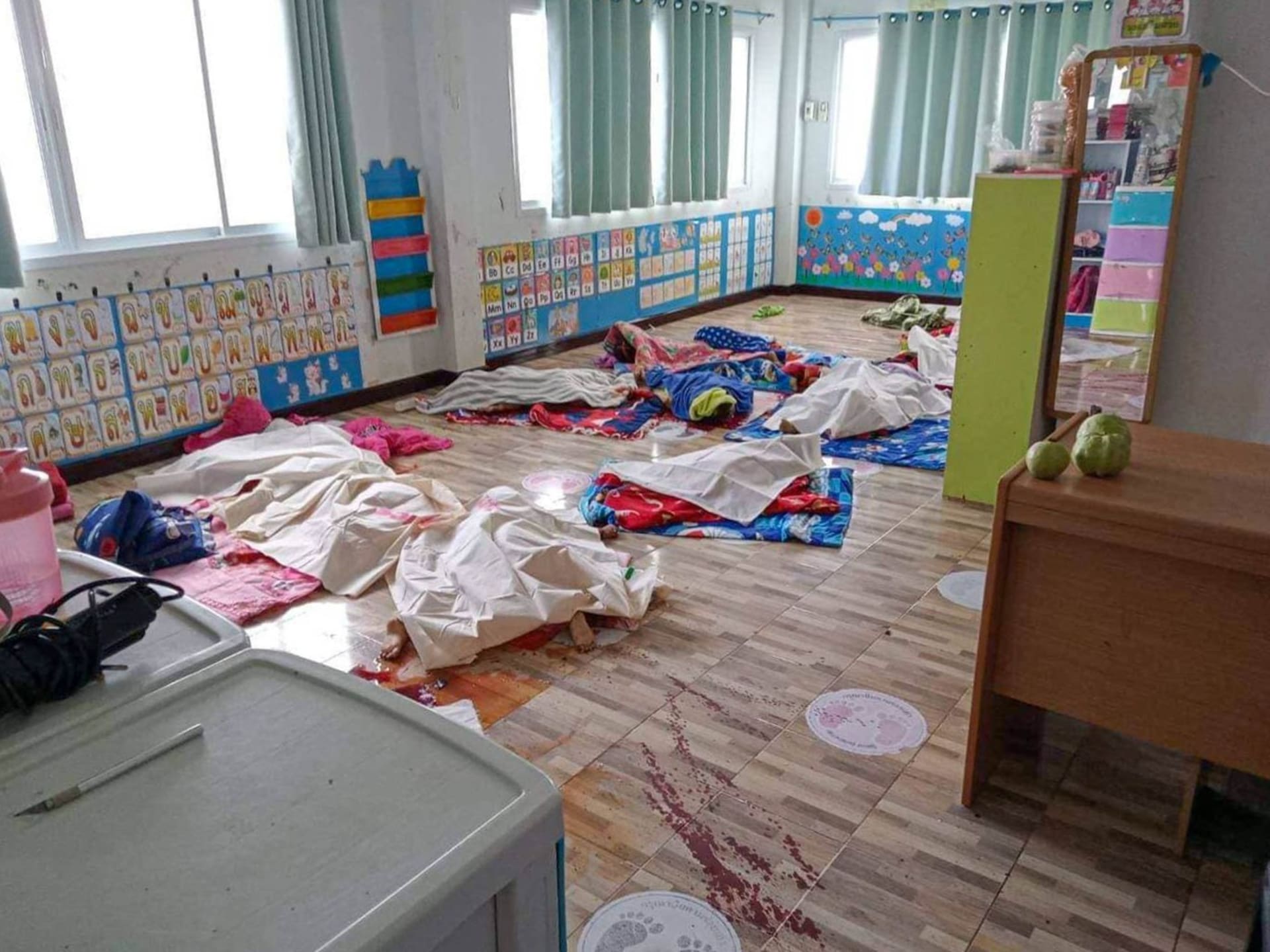 Střelba v zařízení péče o děti na severu Thajska si vyžádala nejméně 34 obětí.