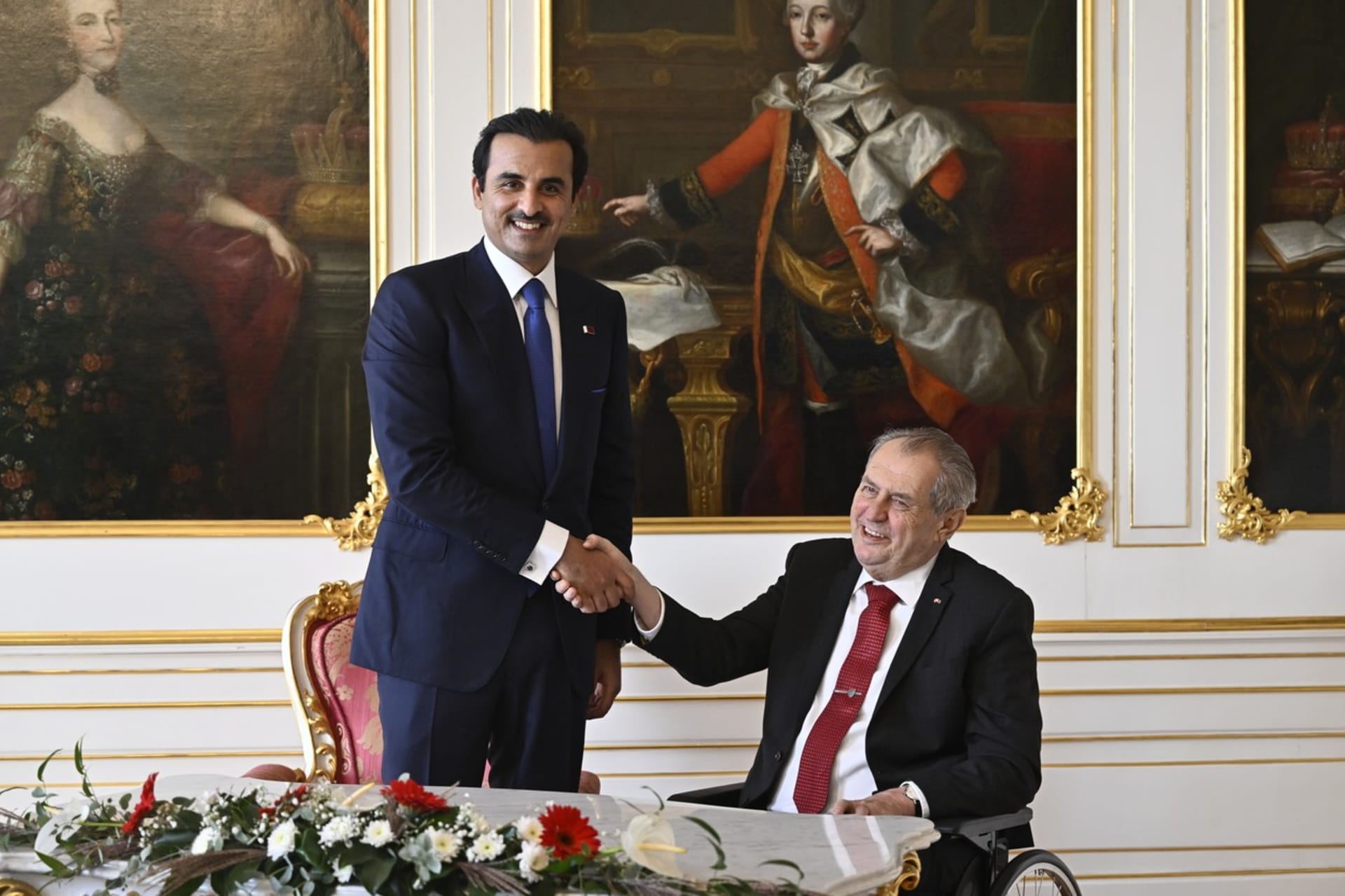 Katarský emír Tamim bin Hamad Sání s českým prezidentem Milošem Zemanem