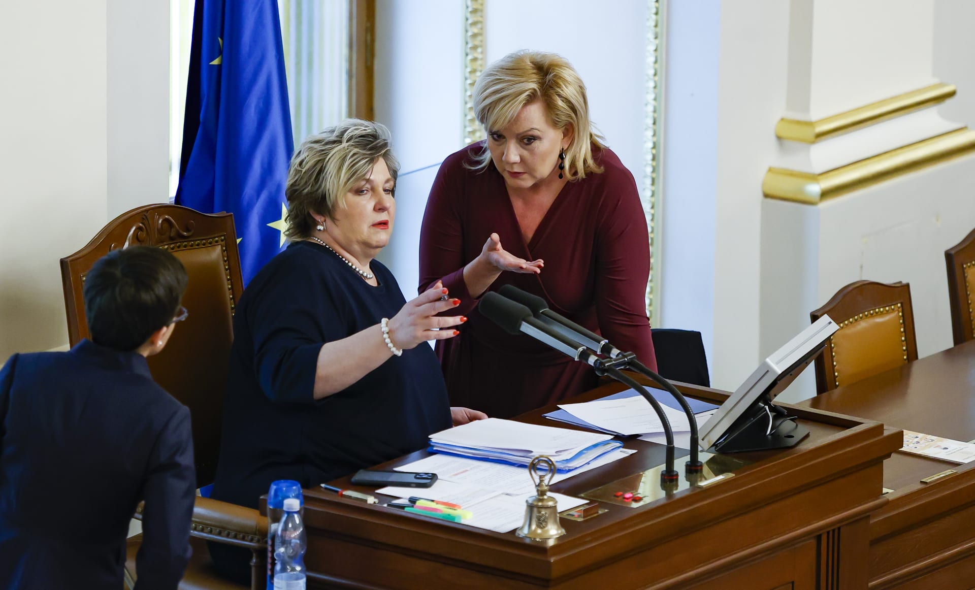 Místopředsedkyně Sněmovny Věra Kovářová (STAN, uprostřed) a exministryně financí Alena Schillerová (ANO, vpravo)