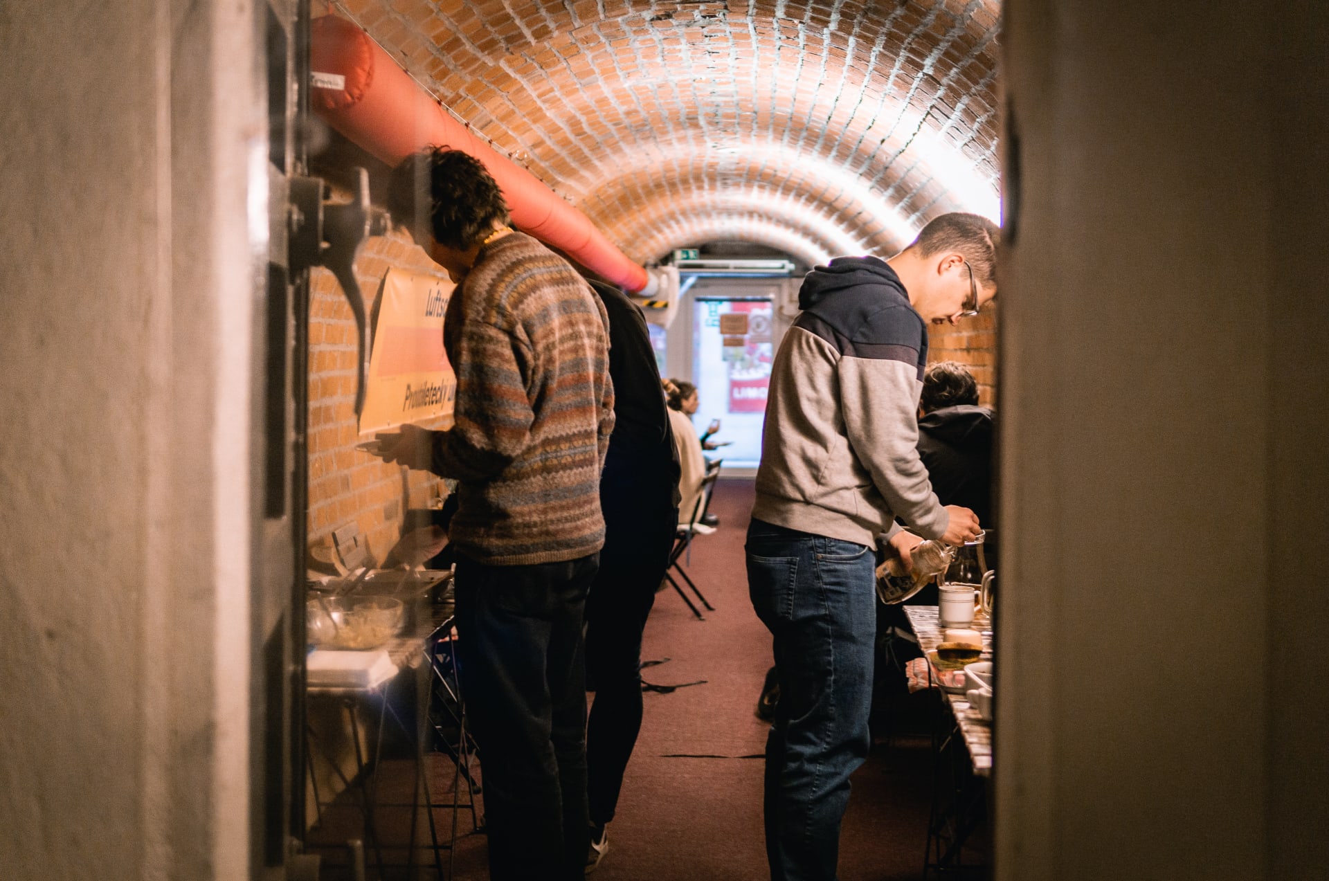 Jedna z chodeb ústí do cihlového tunelu, kde se podává snídaně pro hosty.