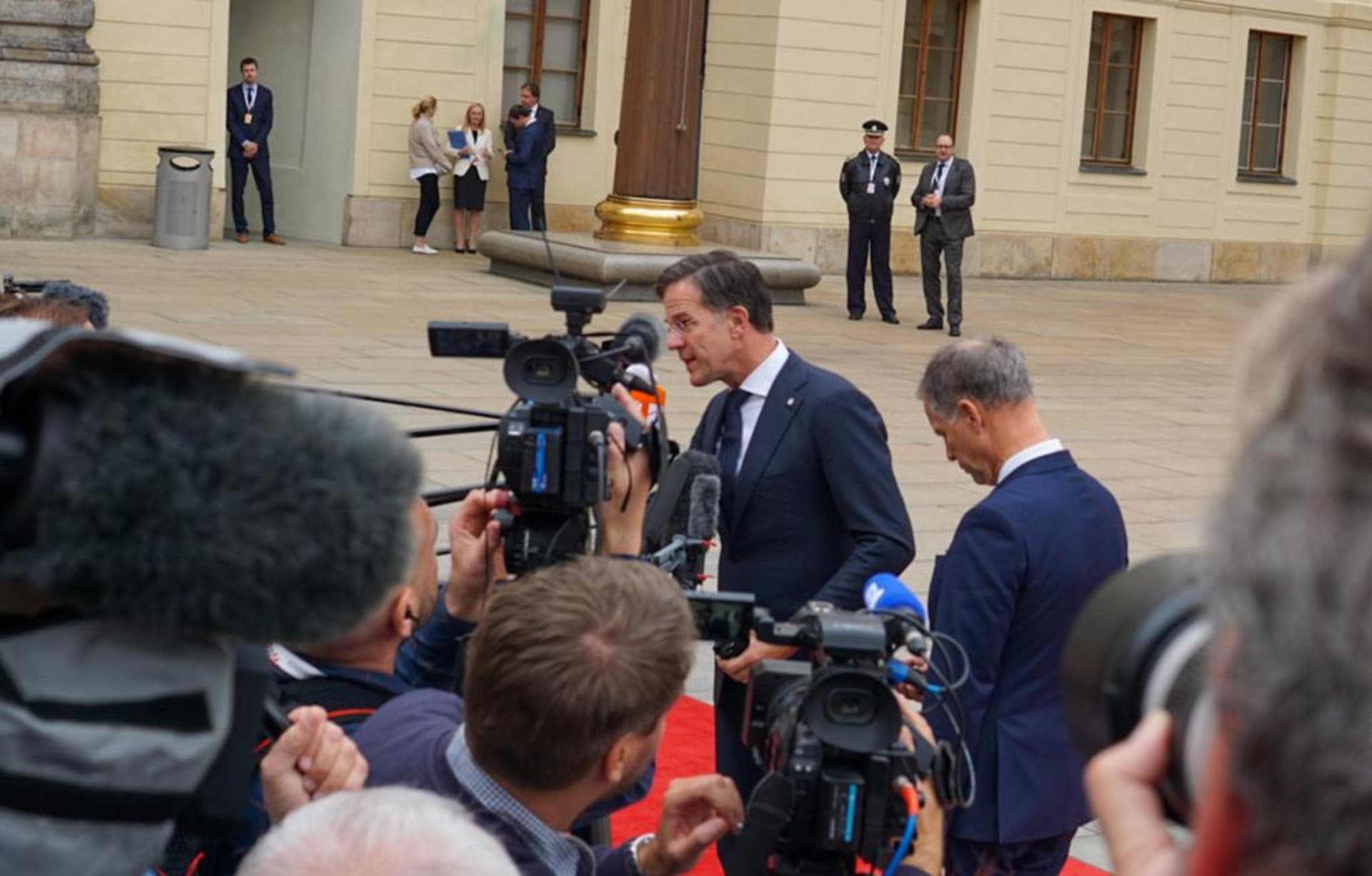 Premiér Petr Fiala na summitu na Hradě vítá hosty.
