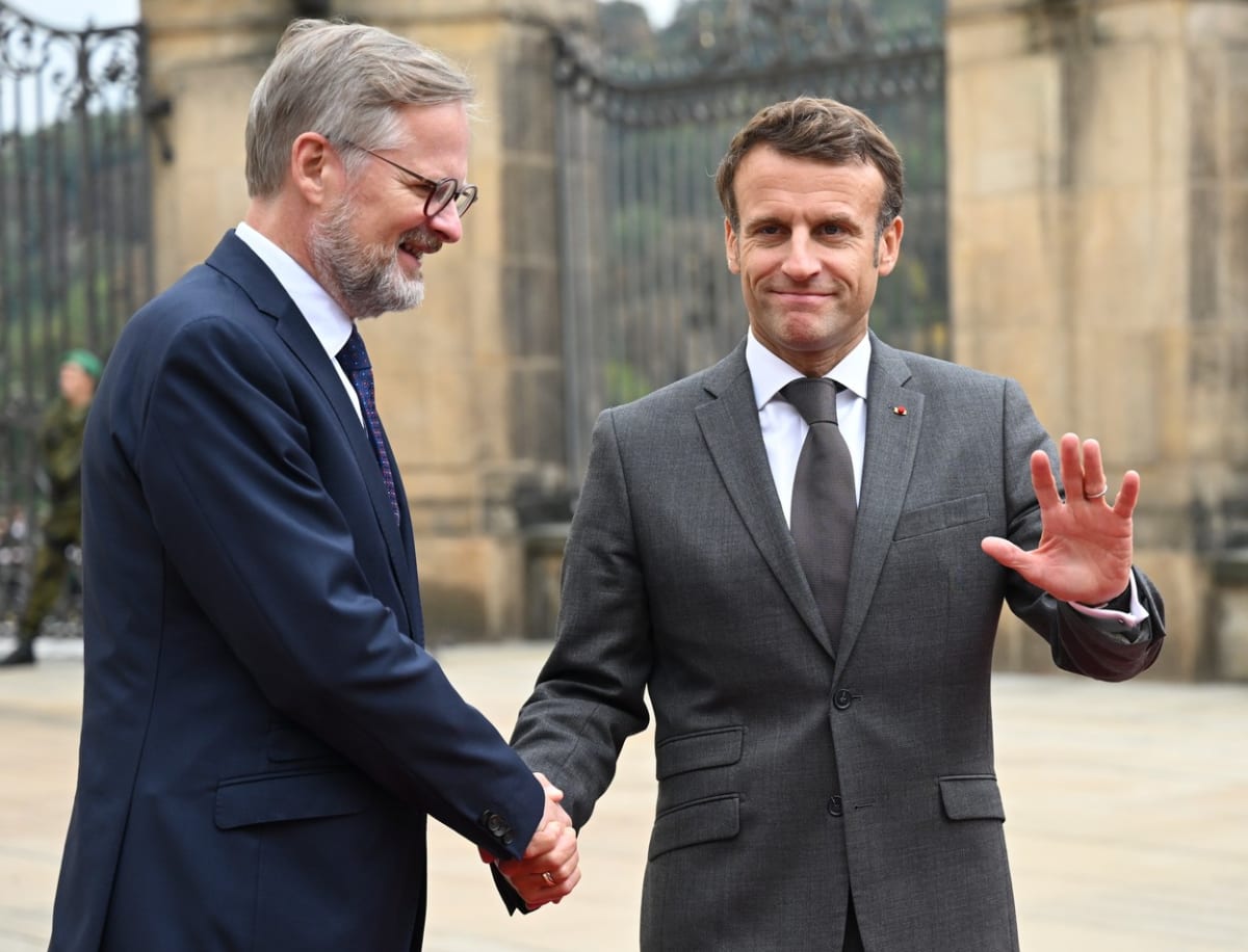 Premiér Petr Fiala na summitu na Hradě vítá francouzského prezidenta Emmanuela Macrona.