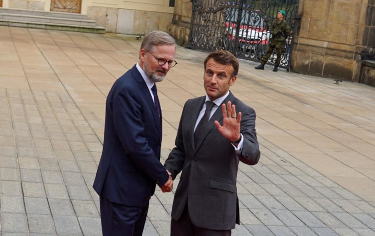 Na Hrad dorazil už i francouzský prezident Emmanuel Macron.