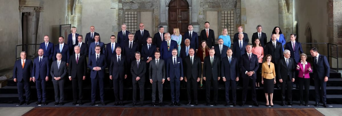 Světoví lídři se na summitu na Hradě společně vyfotili.