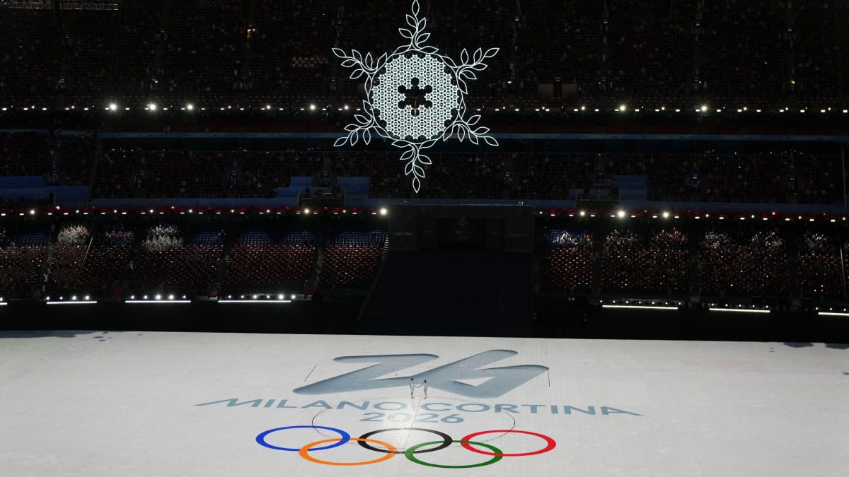 Logo pro Zimní olympijské hry 2026 v Itálii promítané na ledovou plochu při závěrečném ceremoniálu ZOH v Pekingu
