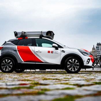 Monitoring pražských ulic nově převezmou plug-in hybridní vozy Renault Captur.