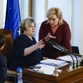 Místopředsedkyně Sněmovny Věra Kovářová (STAN, uprostřed) a exministryně financí Alena Schillerová (ANO, vpravo)