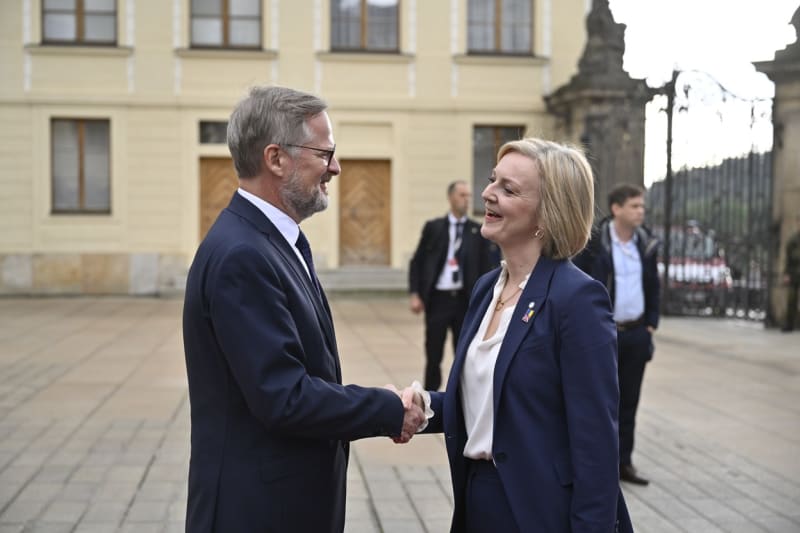 Premiér Petr Fiala na summitu na pražském Hradě vítá britskou premiérku Liz Trussovou