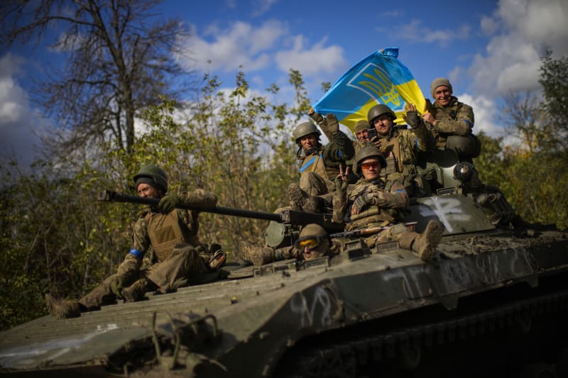 Ukrajinští vojáci sedí na obrněném vozidlu nedaleko od Lymanu. (4. října)