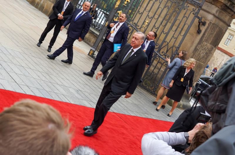 Turecký prezident Recep Tayyip Erdogan přichází na Pražský hrad na evropský summit.