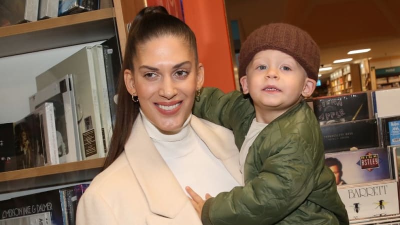 Aneta Vignerová s dvouletým synem Jiříkem, kterého má se scenáristou Kolečkem.