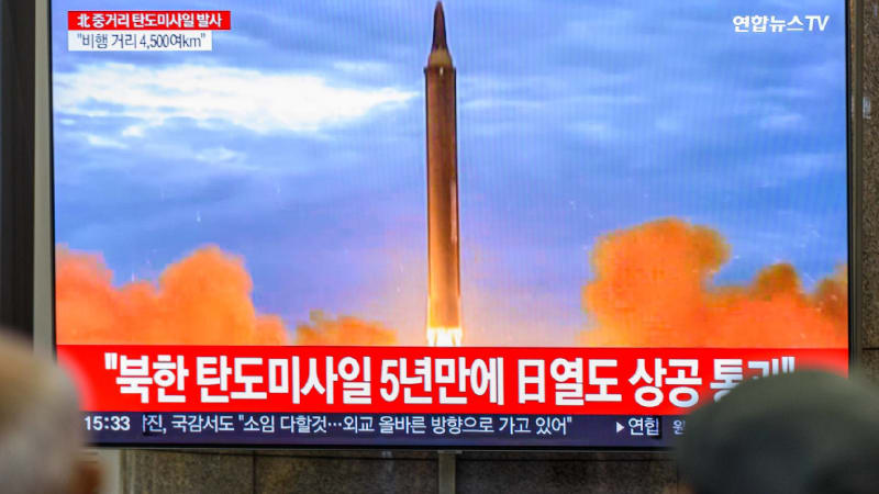 Jihokorejská televize informuje na velkoplošných obrazovkách odpálení rakety z KLDR.