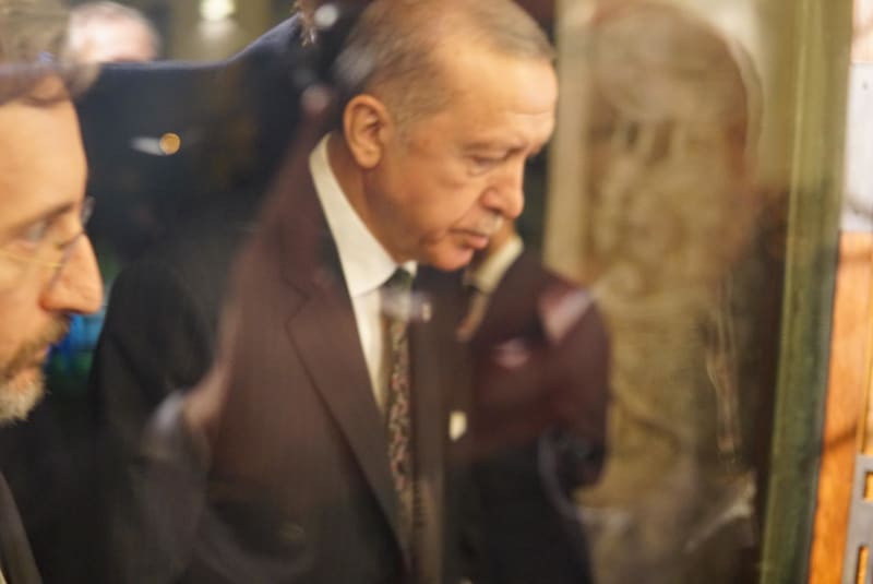 Turecká hlava státu Recep Tayyip Erdogan přichází na tiskovou konferenci v Míčovně Pražského hradu.