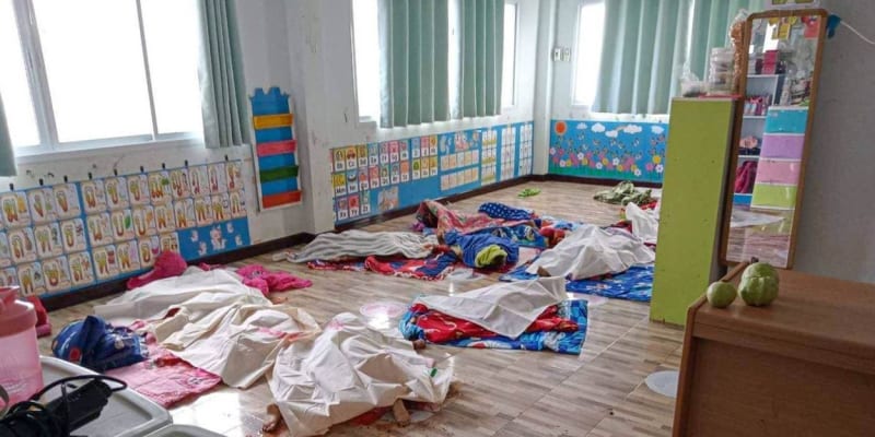 Střelba v zařízení péče o děti na severu Thajska si vyžádala nejméně 34 obětí.