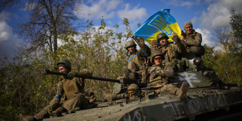Ukrajinští vojáci na obrněném vozidlu nedaleko od Lymanu, 4. října 2022