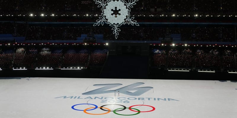 Logo pro Zimní olympijské hry 2026 v Itálii promítané na ledovou plochu při závěrečném ceremoniálu ZOH v Pekingu