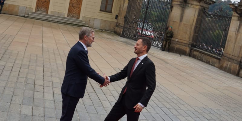 Premiér Petr Fiala a jeho tehdejší slovenský protějšek Eduard Heger na summitu na Pražském hradě v září 2020