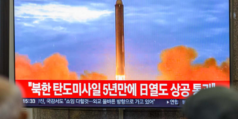 Jihokorejská televize informuje na velkoplošných obrazovkách odpálení rakety z KLDR.